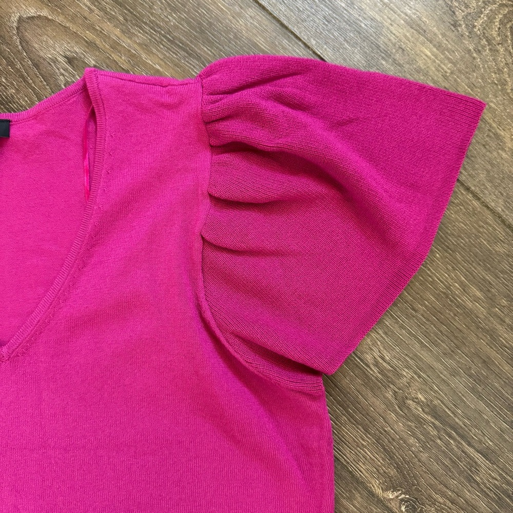 Women’s Ann Taylor Factory Flutter Sleeve V-Neck Sweater Top Size S LIKE NEW! - Picture 4 of 5
